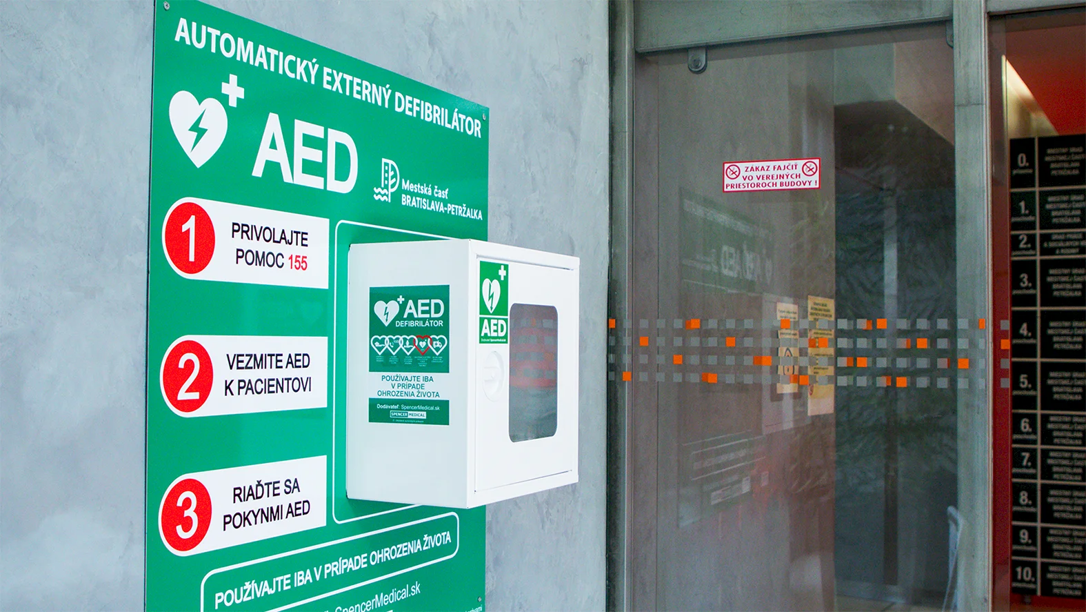 Petržalka zakúpila externé defibrilátory, postupne ich osádza