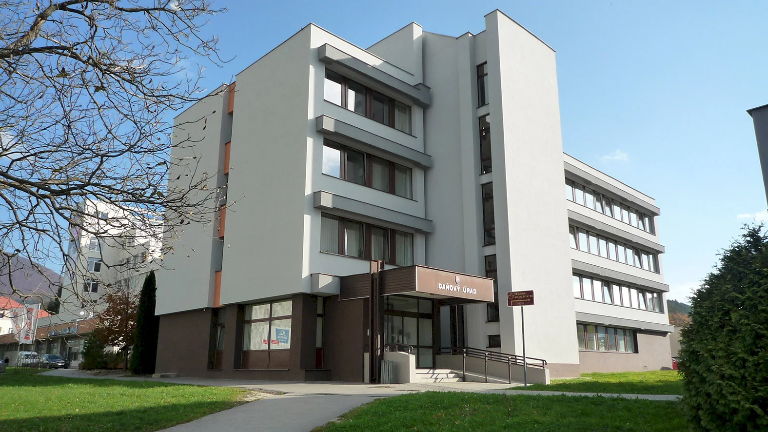 Finančná správa bude preberať daňové priznania aj mimo úradov