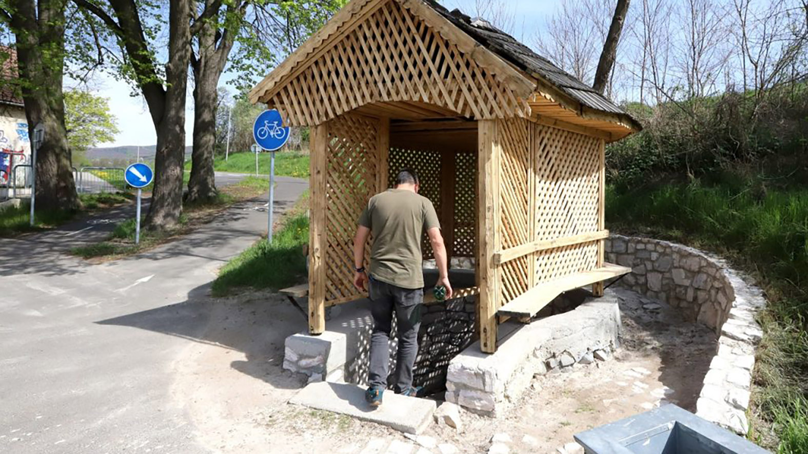 Mesto obnovuje prístrešok a okolie medokýša pri kúpalisku