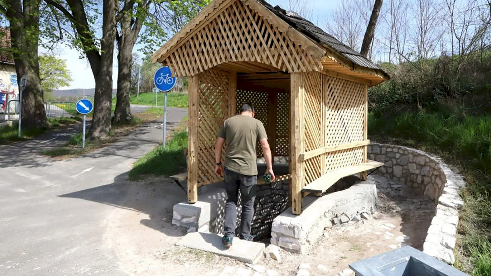 Mesto obnovuje prístrešok a okolie medokýša pri kúpalisku