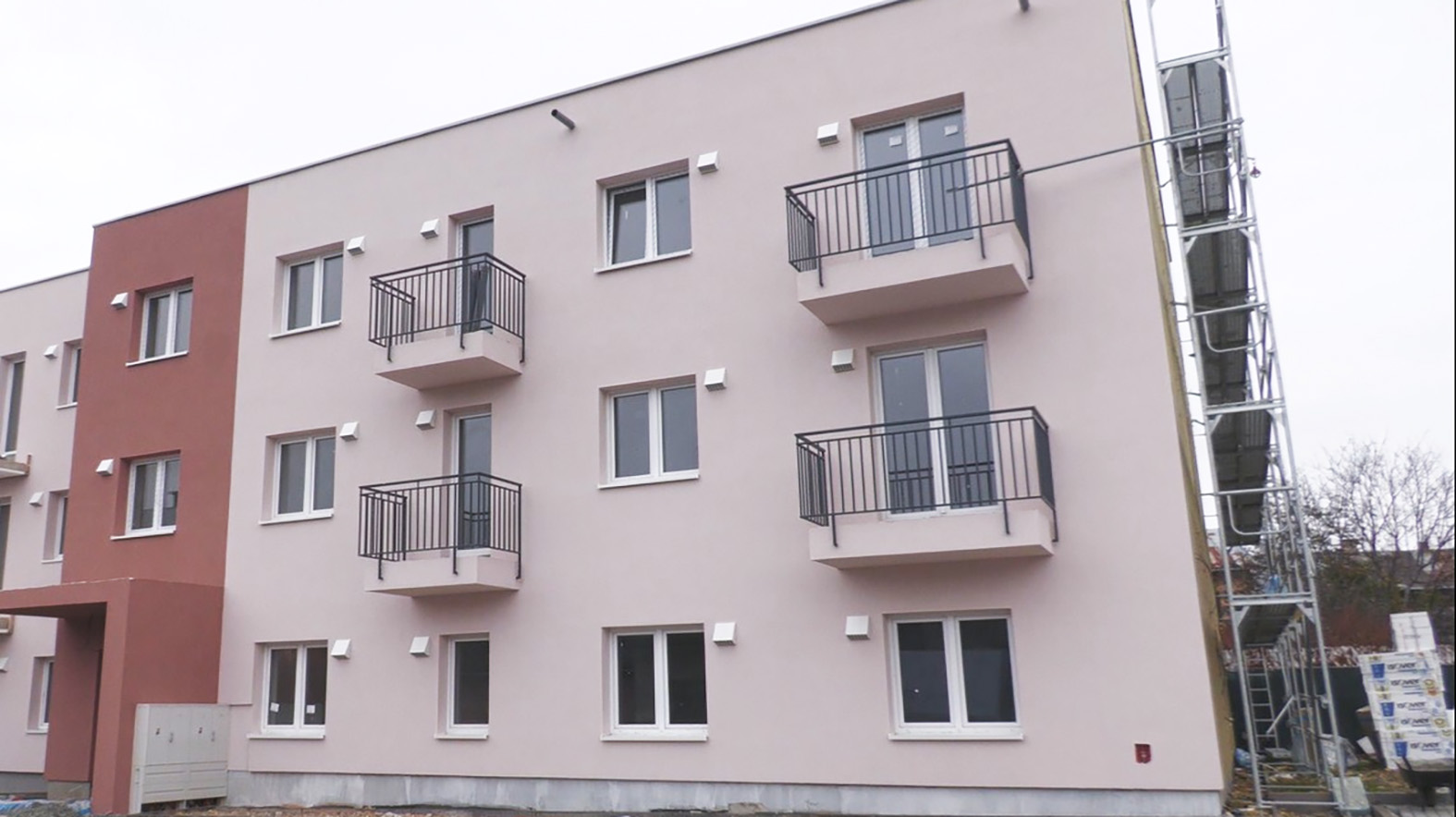 Svojpomocná výstavba rodinných domov v Zborove sa blíži do finále