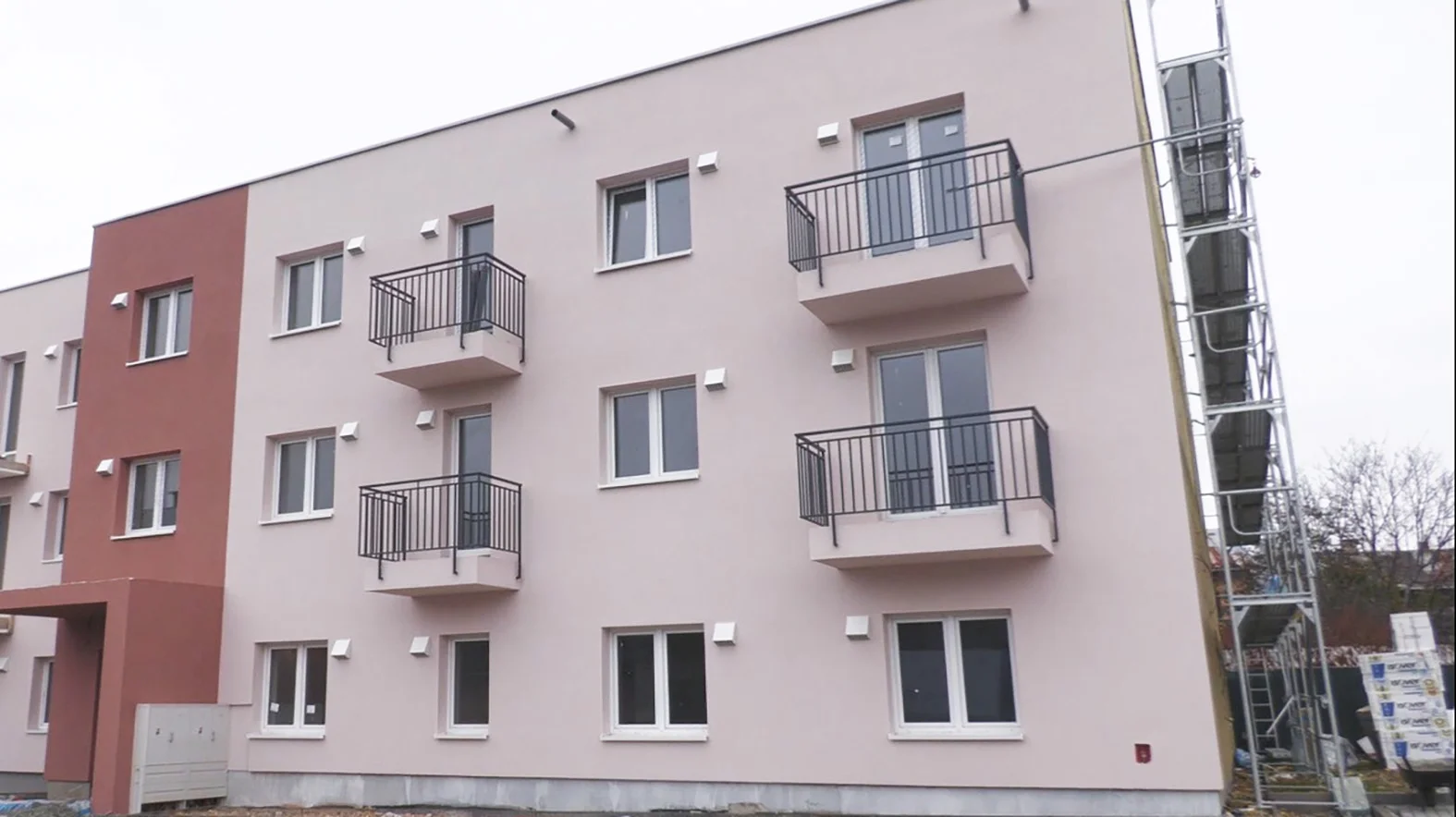 Svojpomocná výstavba rodinných domov v Zborove sa blíži do finále