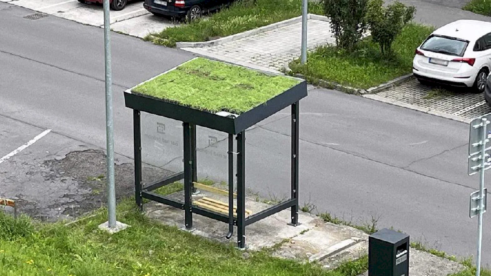 Na prístreškoch MHD v Žiari nad Hronom: pribúdajú živé zelené strechy