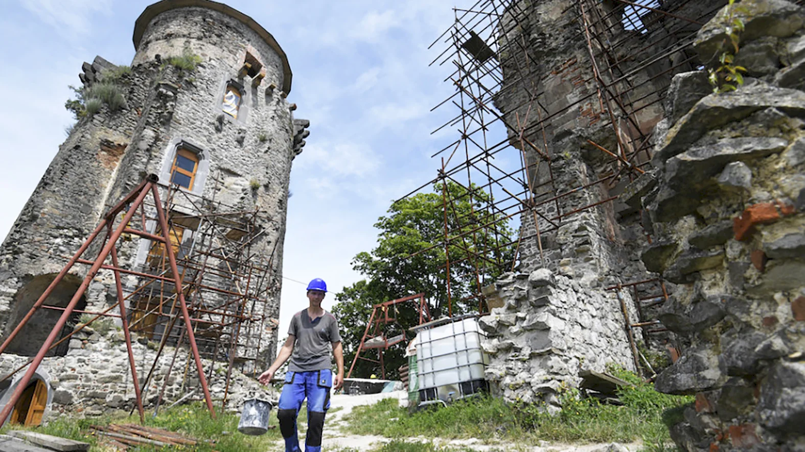 Obnova hradu Slanec pokračuje, našli na ňom mincu z 13. storočia