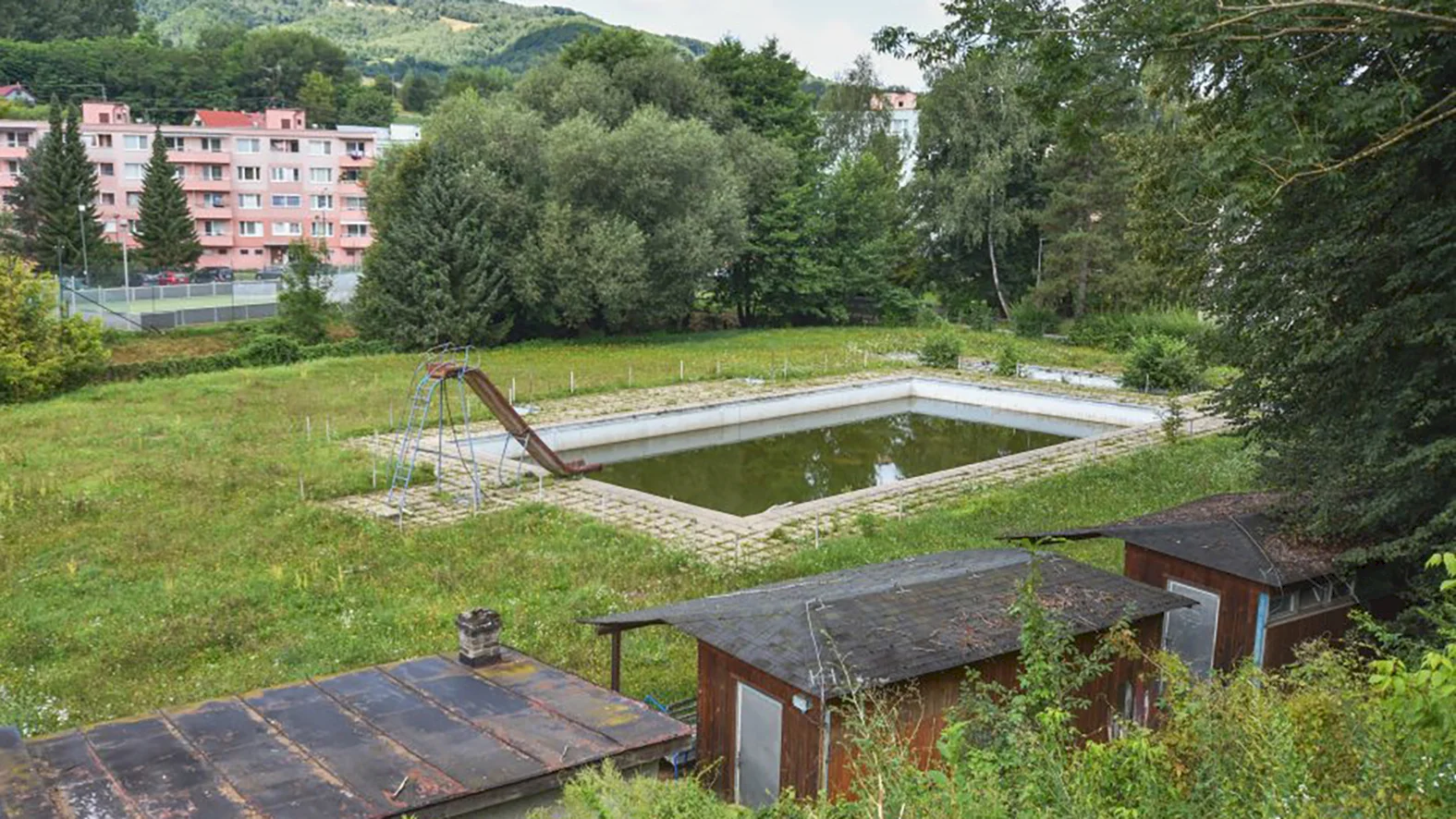 Obec Klenovec chce zachrániť schátrané kúpalisko, získala i vládnu dotáciu