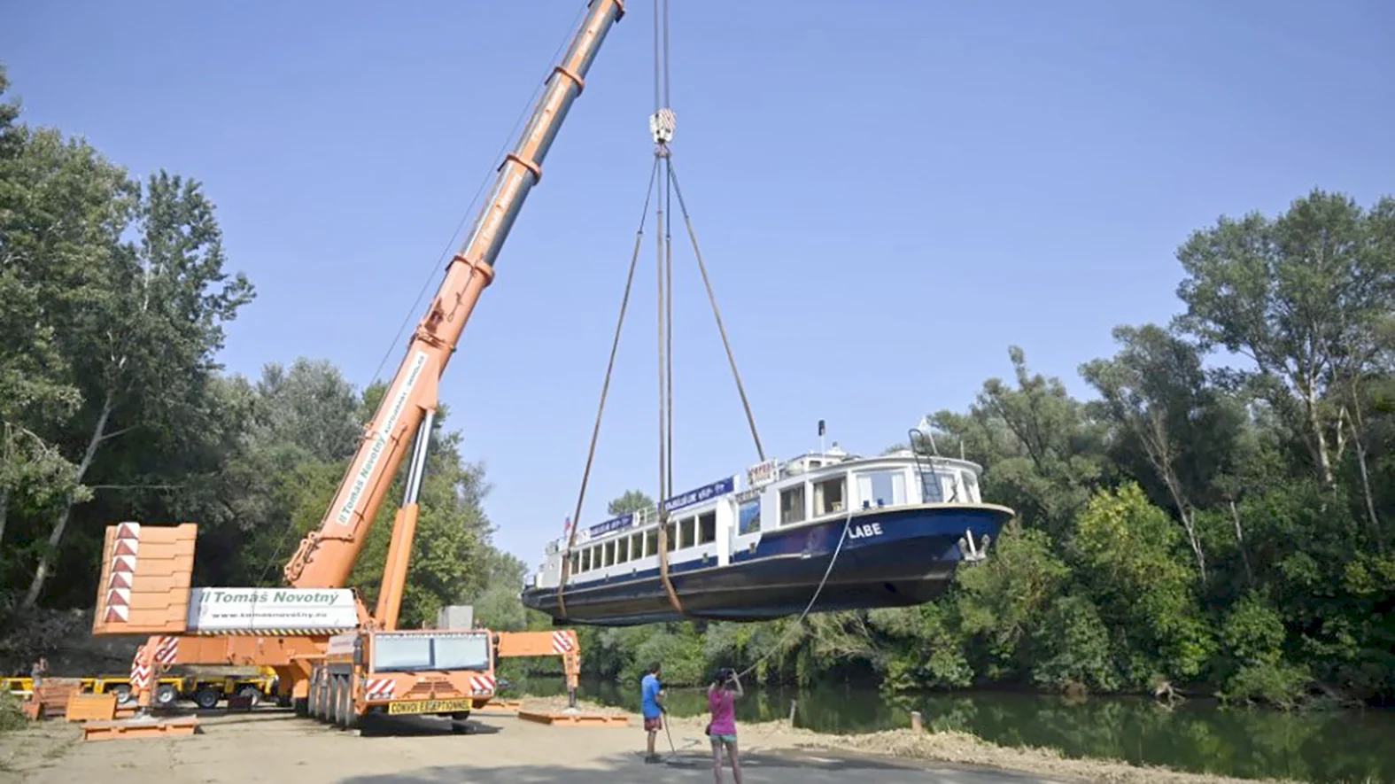 Výletnú loď Labe v utorok začnú presúvať na Zemplínsku šíravu