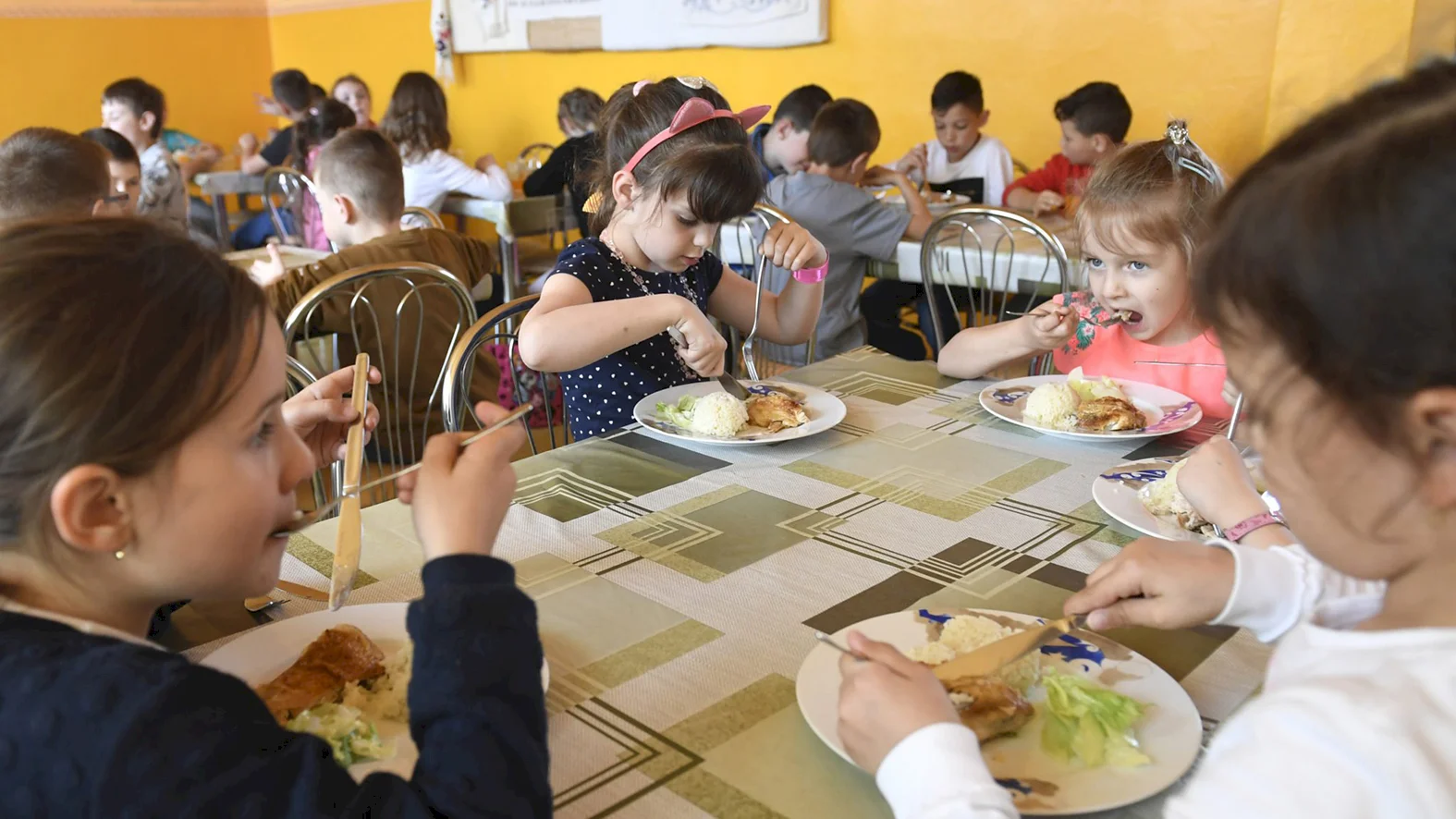 Poslanci schválili zvýšenie poplatkov za jasle, škôlky a obedy