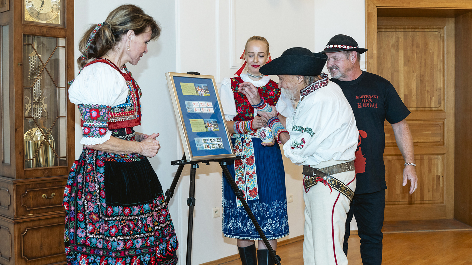 Slovenská pošta pokrstila emisiu poštových známok k Slovenskému dňu kroja