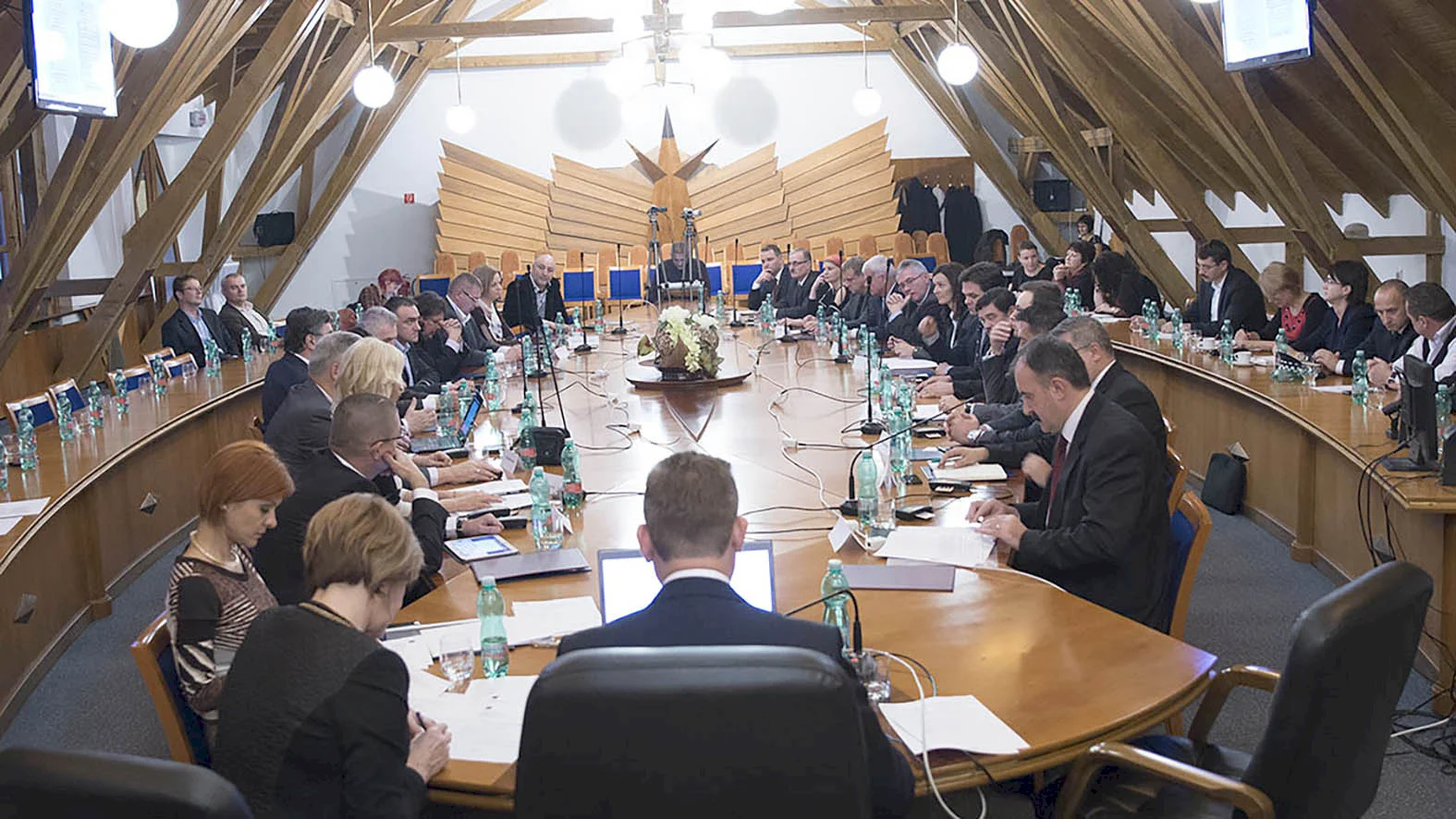 Poslanci schválili zvýšenie sadzieb dane z nehnuteľností