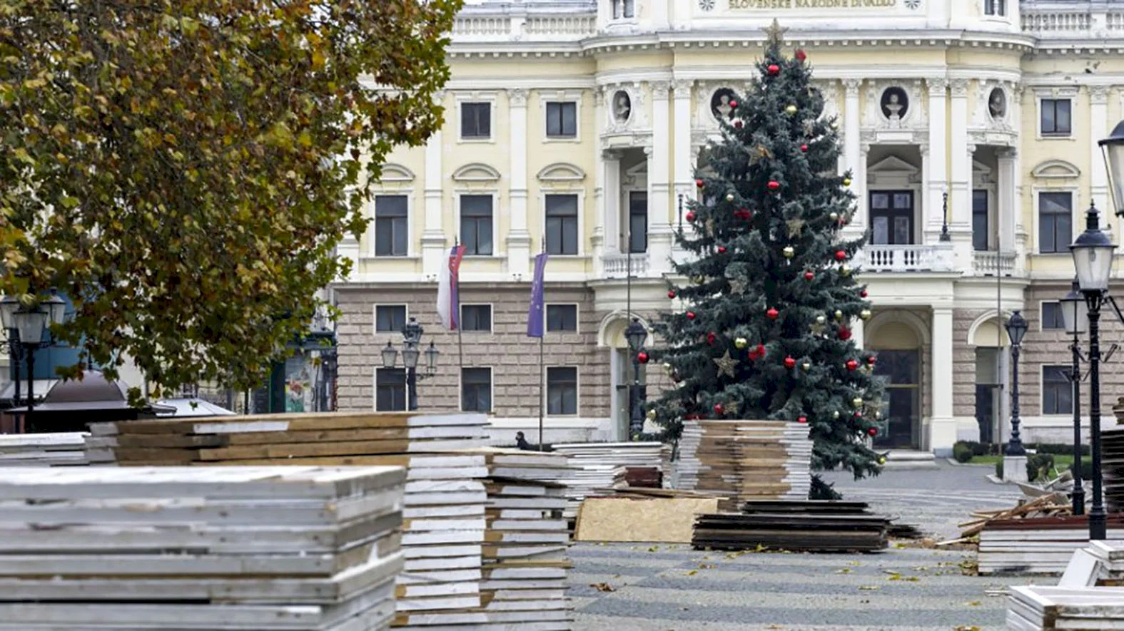 Na Hviezdoslavovom námestí v Starom Meste osadia vianočný stromček