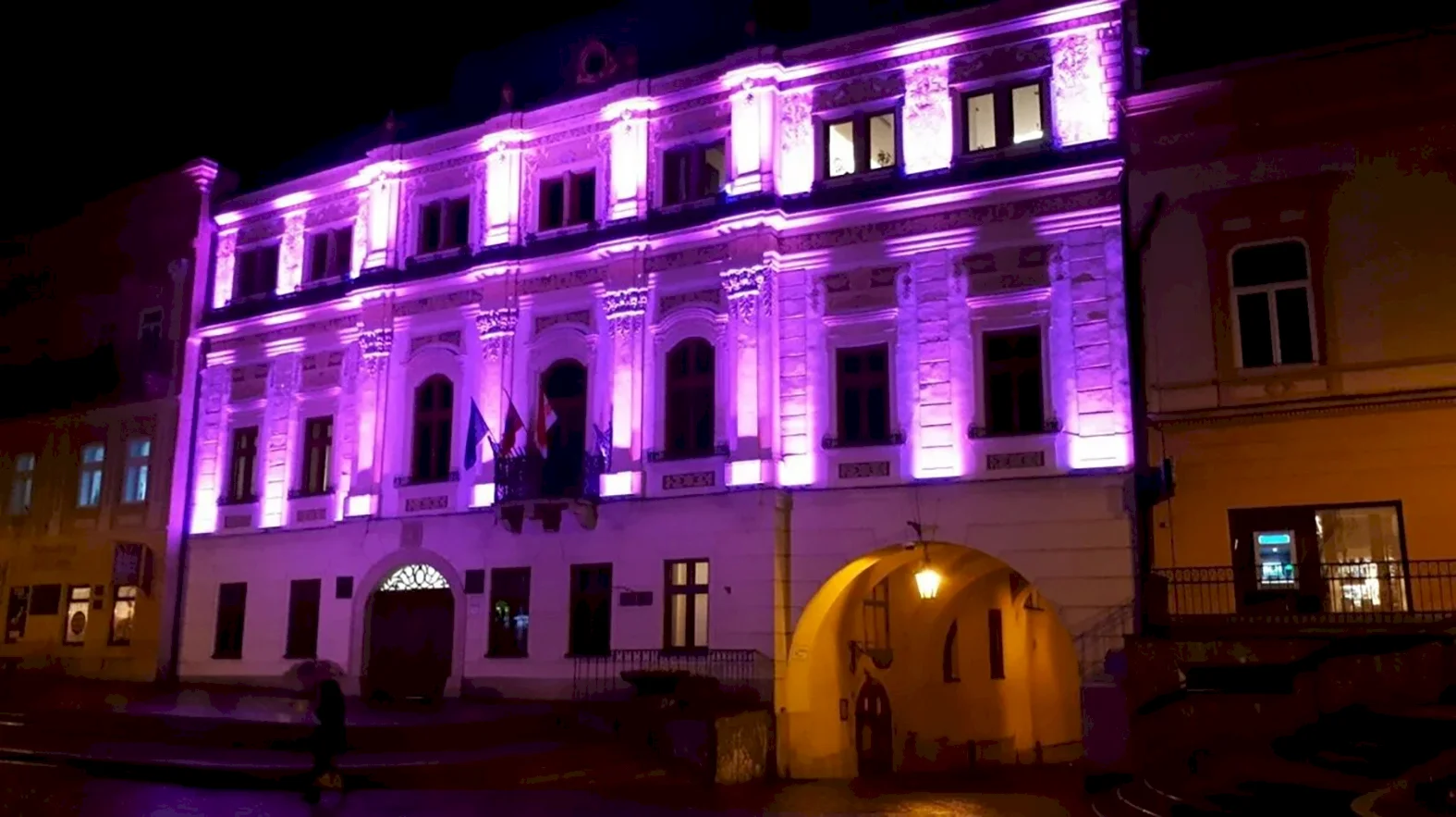 Dominanty Prešova sa na podporu predčasne narodených detí sfarbia do purpurova