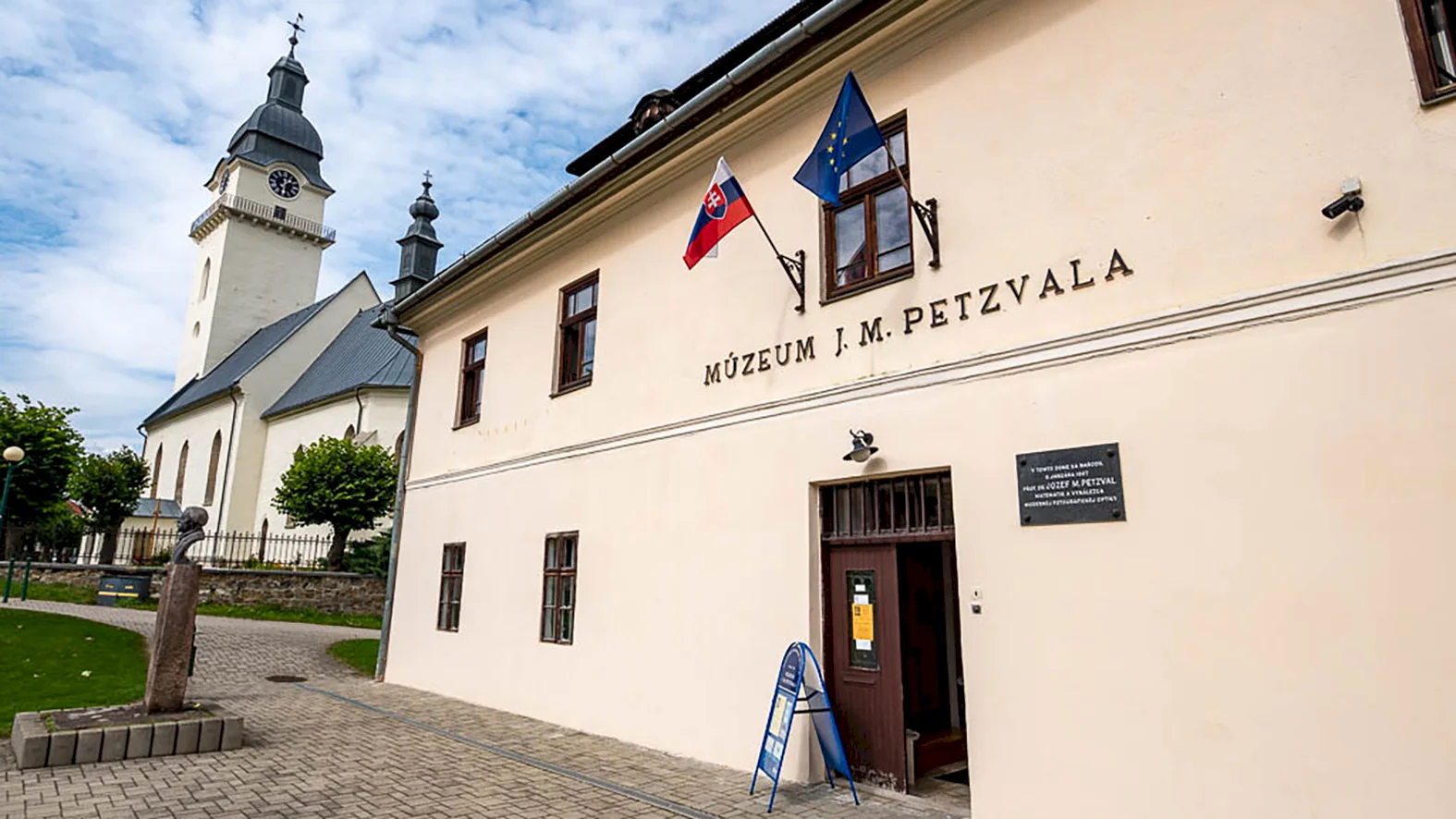 Rezort kultúry konsoliduje financie zatváraním múzeí a kultúrnych pamiatok
