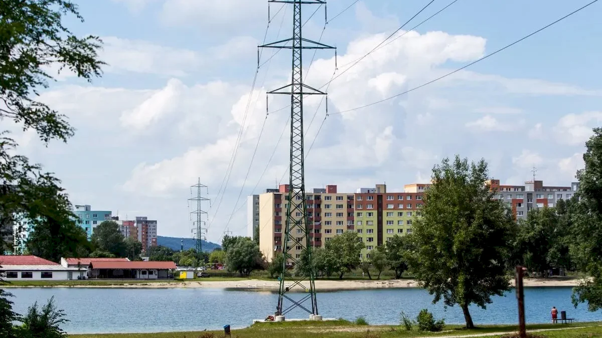 Petržalčania nechcú elektrické káble nad V. Draždiakom a chcú referendum o PAAS