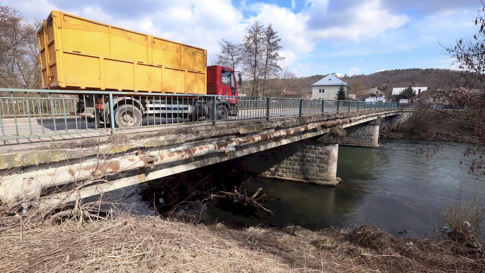 Kraj musí obmedziť dopravu na piatich mostoch, vládu žiada o systémové riešenie