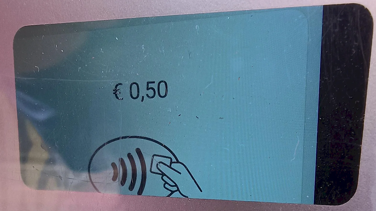Bezkontaktnú platbu kartou v automatoch na cestovné lístky si cestujúci obľúbili