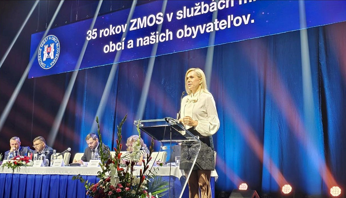 Podpredsedníčka vlády a ministerka hospodárstva SR Denisa Saková počas príhovoru na 37. sneme ZMOS. Snímka zdroj: ZMOS