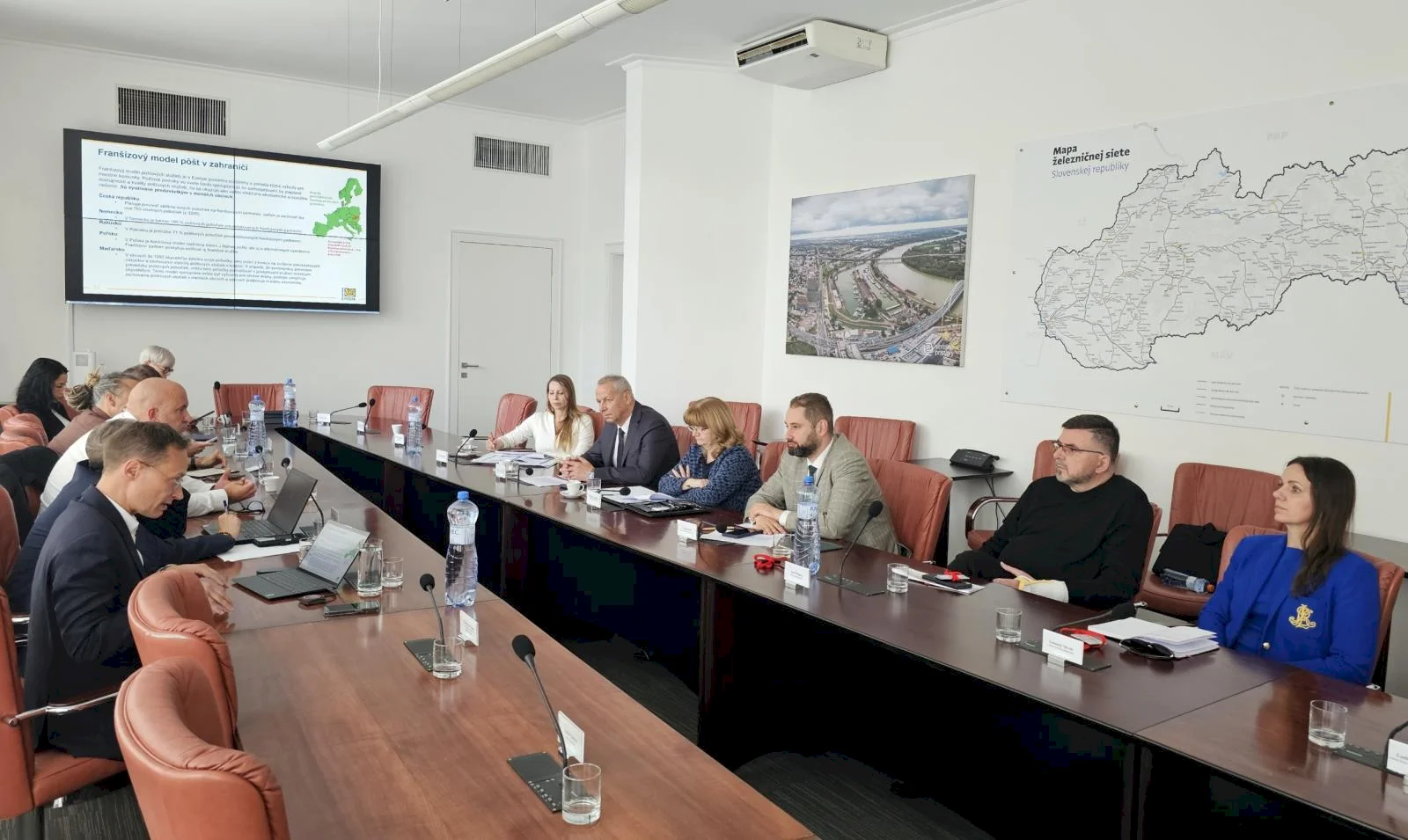Na rokovaní s ministrom dopravy ku konsolidácii pobočiek Slovenskej pošty