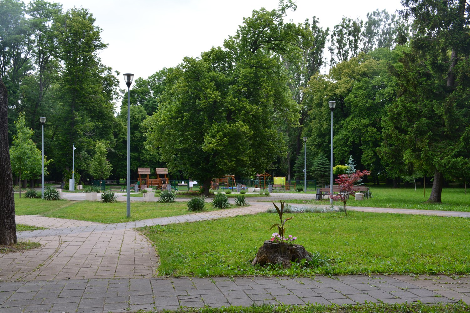 Na náučnom chodníku Mestský park Fiľakovo. Autor snímky: Ivan Ružek, zdroj: naucnechodniky.sk