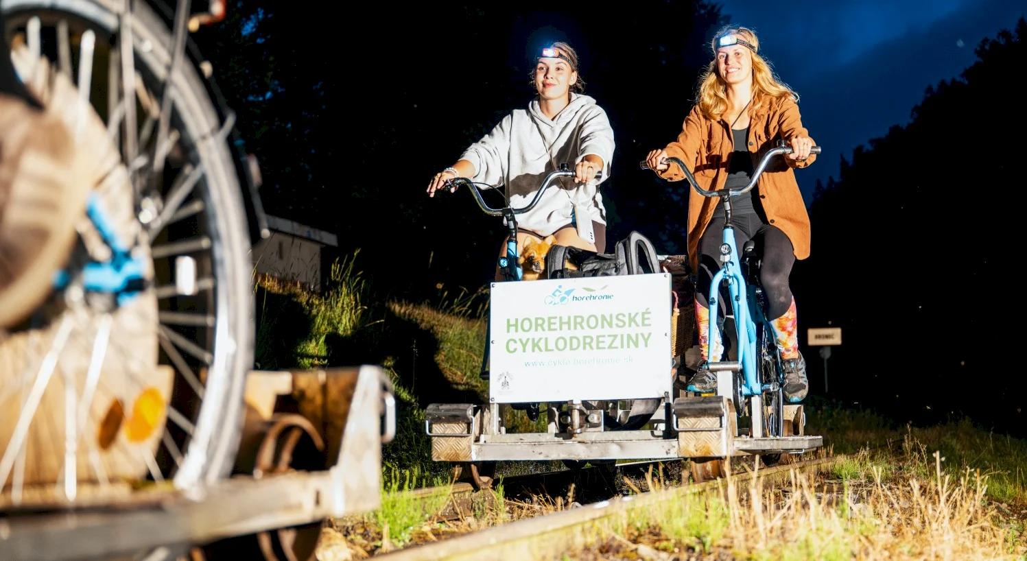 Letné večerné jazdy na cyklodrezinách lákajú na jedinečný zážitok