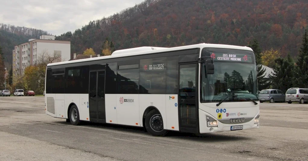 Víkendových cestujúcich láka do autobusov letné počasie