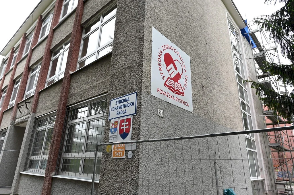Stredná zdravotnícka škola v Považskej Bystrici bude mať nový výťah, rampu aj bezbariérové učebne