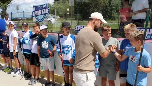 Tomáš Tatar pomohol mladým hokejistom na ceste ku hviezdam darovaním 25 kompletných hokejových výstrojov