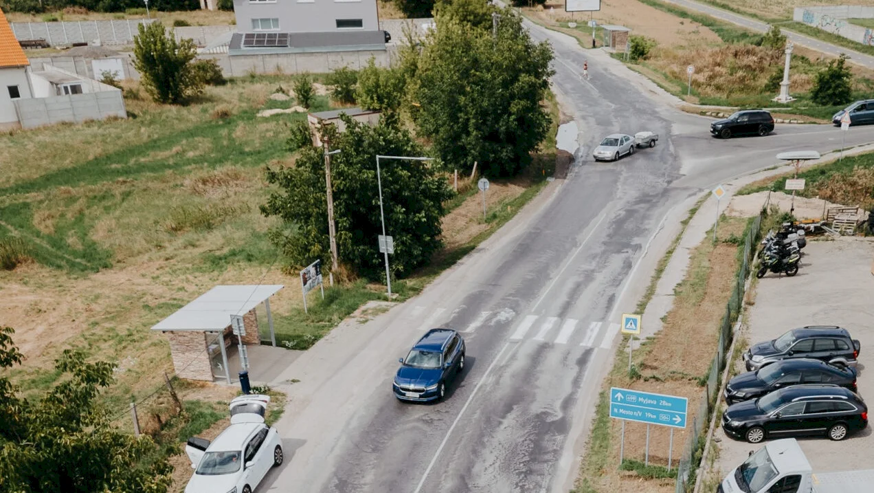 Vyjazdená cesta medzi Trebaticami a Vrbovým sa dočká obnovy. Župa spúšťa rekonštrukciu