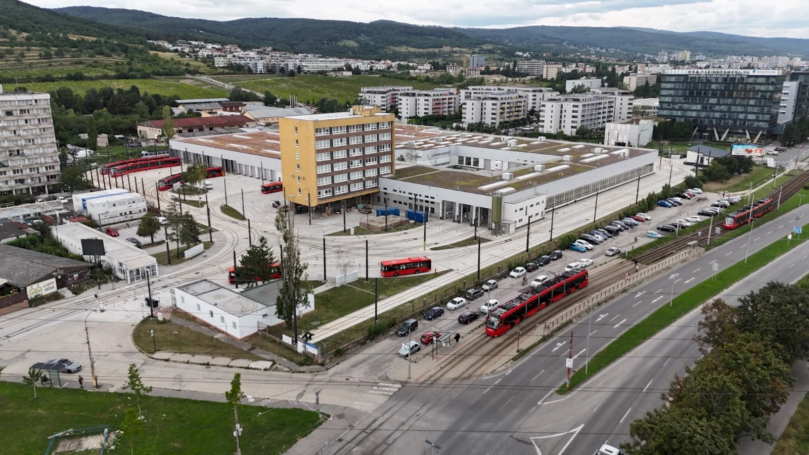 Zmodernizované Depo Krasňany po rekonštrukcii opäť vypravuje električky aj elektrobusy