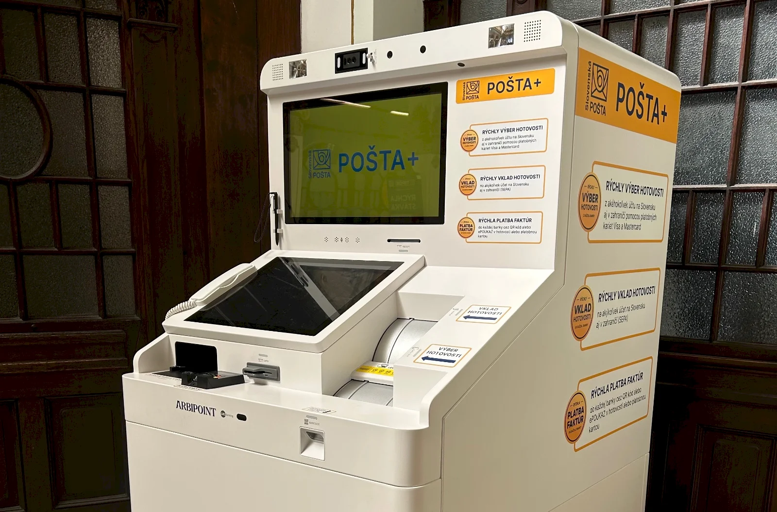 Na vybraných pobočkách pošty si zákazníci vybavia finančné služby rýchlo a bez čakania v moderných kioskoch