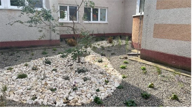 „Kvety všade okolo nás“ menia priestor a zlepšujú charakter výučby na pracovisku Materskej školy v Hloži