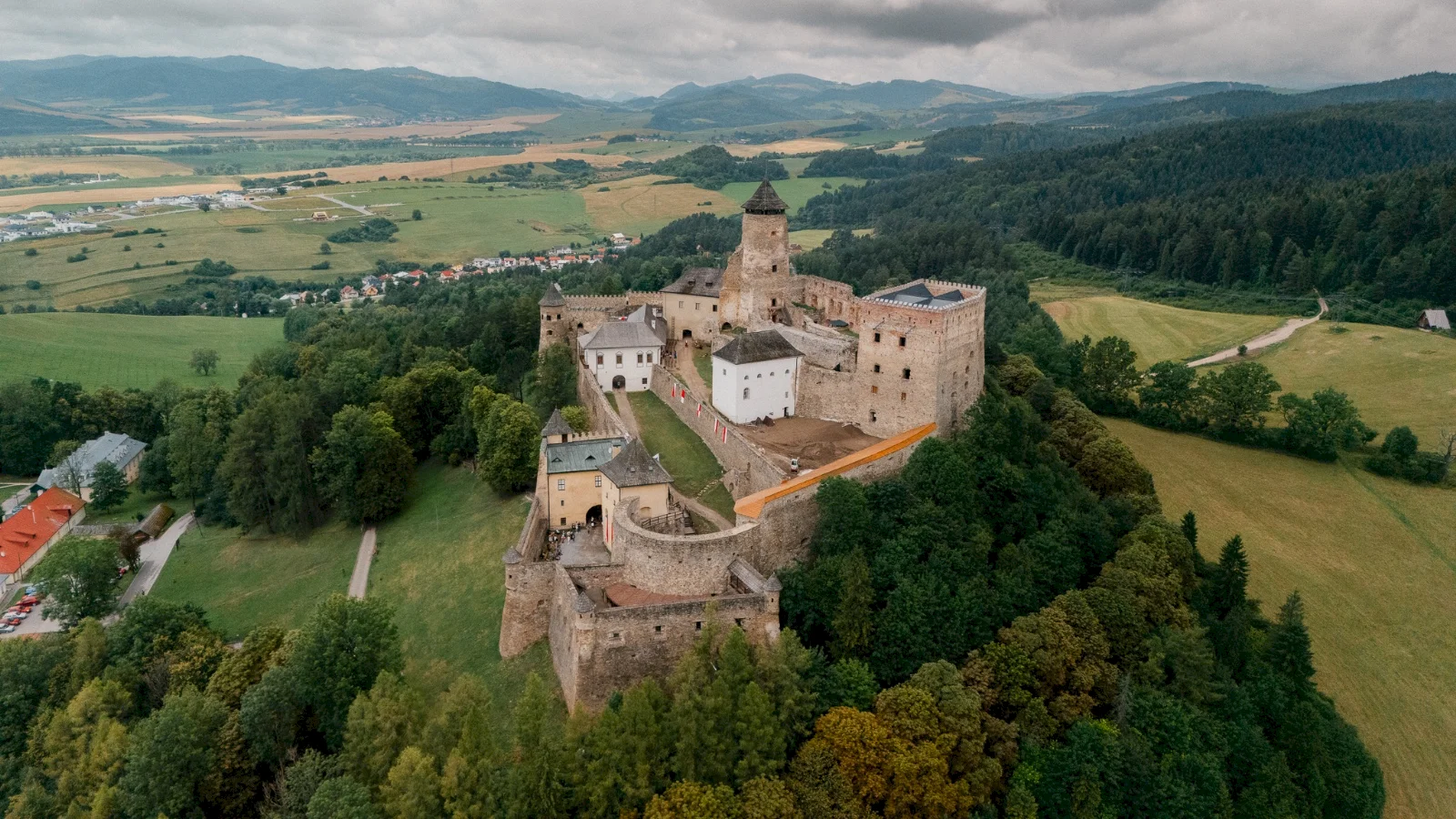 Hrad Ľubovňa sa pýši zrekonštruovanou stenou a vojenskými kasárňami