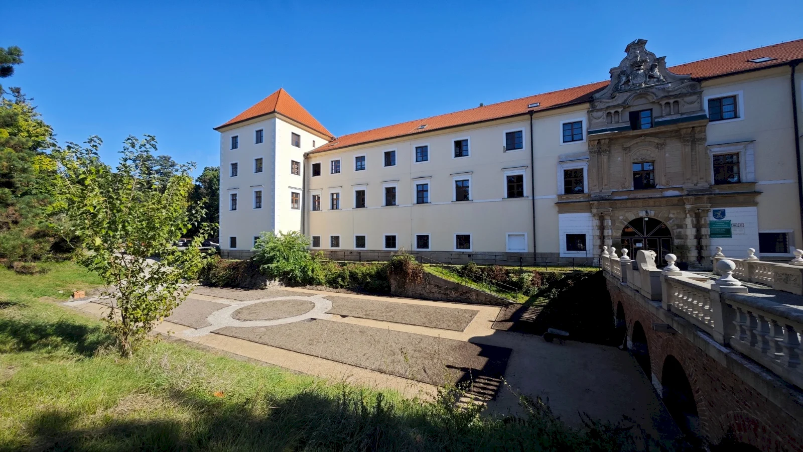 Obnova Stupavského parku pokračuje: Prebieha oprava múrov a chodníkov