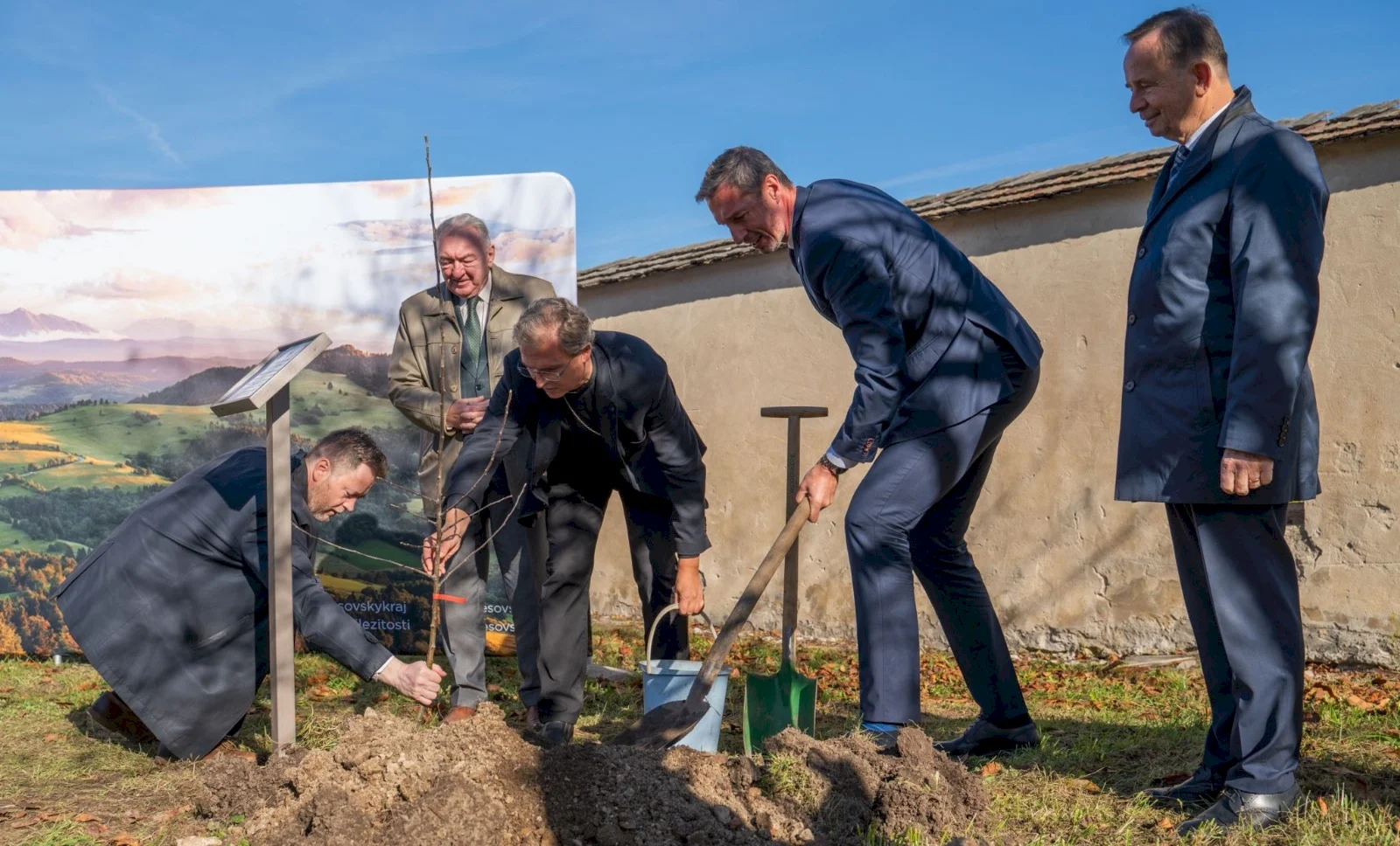Rodinu, ktorá pomohla Židom, si pripomenuli výsadbou jablone