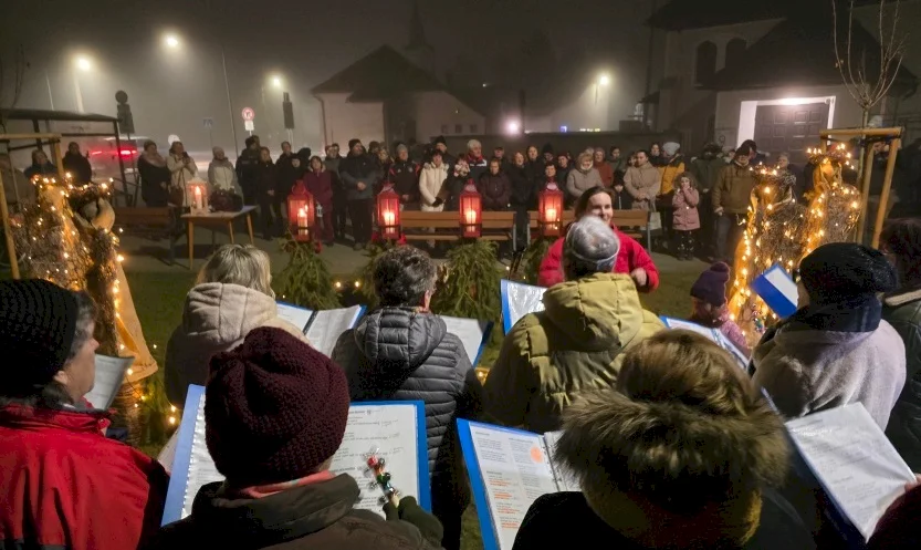 Štvrtá adventná svieca v Príbovciach niesla posolstvo pokoja