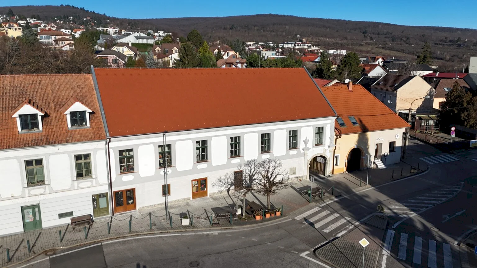 Koloničova kúria v Rači má obnovenú fasádu. Historická pamiatka sa pripravuje na ďalšiu etapu rekonštrukcie
