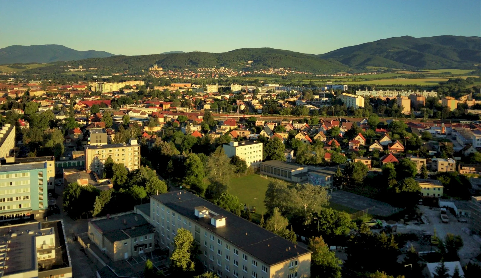 Mesto Prievidza sleduje demografické trendy a podporuje mladé rodiny
