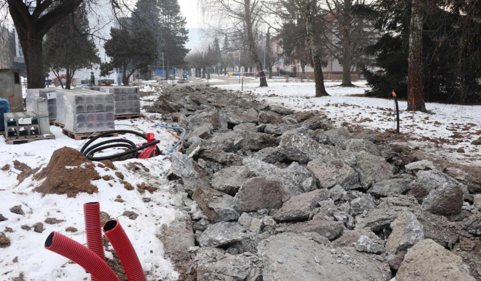 Komunikácia pri kultúrnom dome v Dubnici nad Váhom je uzatvorená, výmena asfaltu za ekodlažbu potrvá asi mesiac
