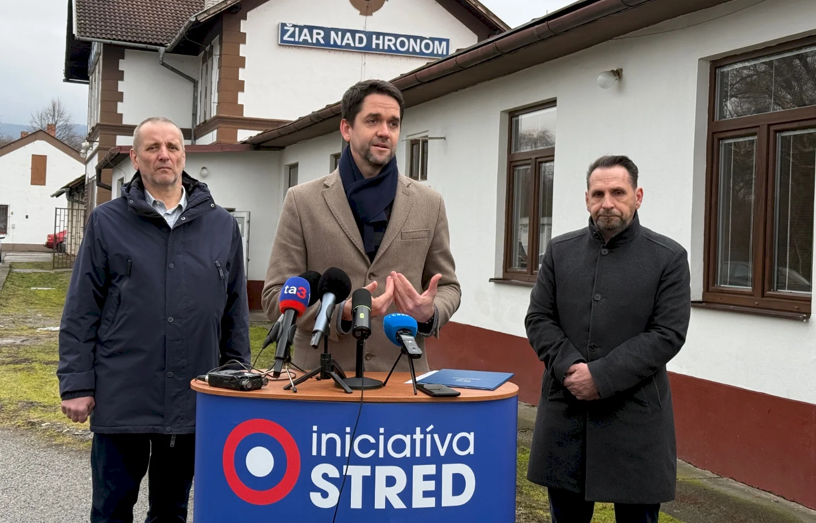 Zrušenie predaja cestovných lístkov na železničných staniciach komplikuje situáciu cestujúcim. Iniciatíva STRED navrhuje riešenia