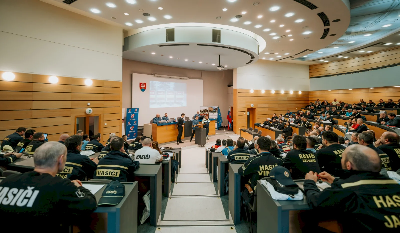Banskobystrický kraj posilňuje krízovú pripravenosť: dobrovoľní hasiči získajú nové prívesy pre núdzové ubytovanie