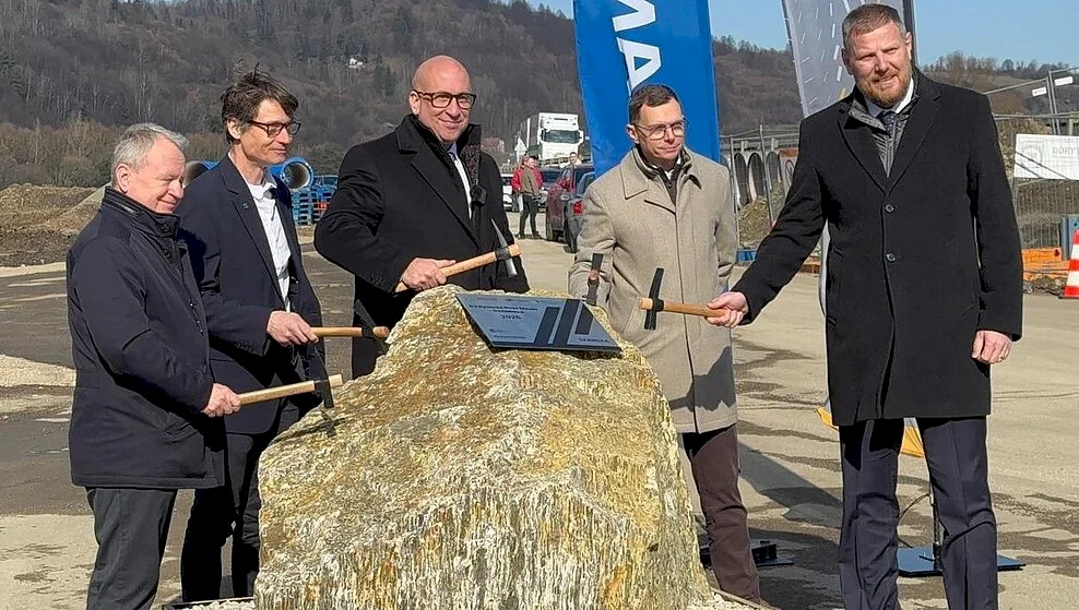 Stavenisko diaľnice medzi Kysuckým Novým Mestom a Oščadnicou je odovzdané zhotoviteľovi
