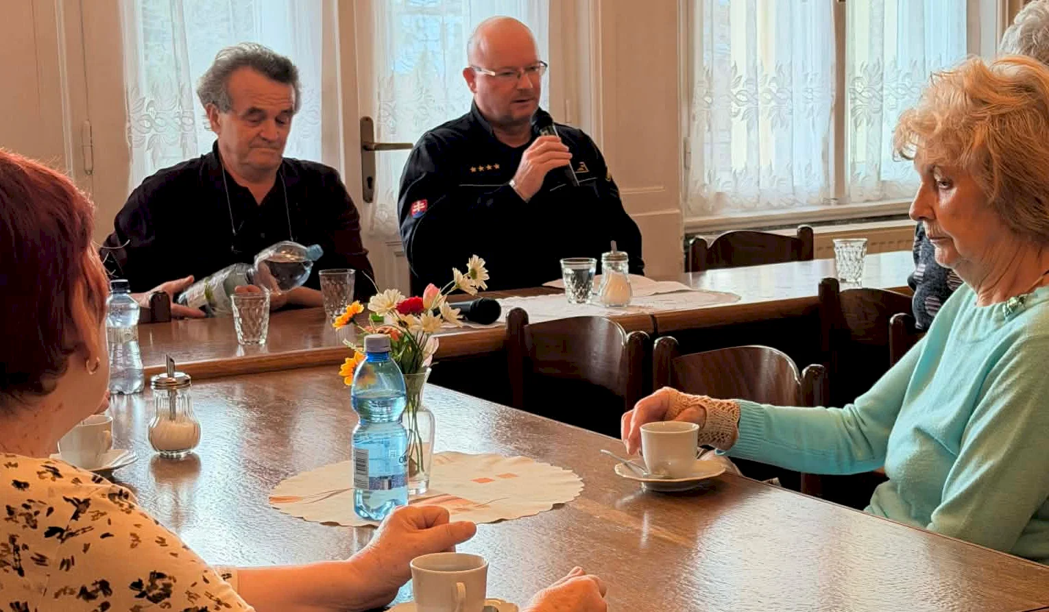 Mestská polícia Prievidza vzdeláva seniorov: Prevencia je najlepšou ochranou pred podvodníkmi