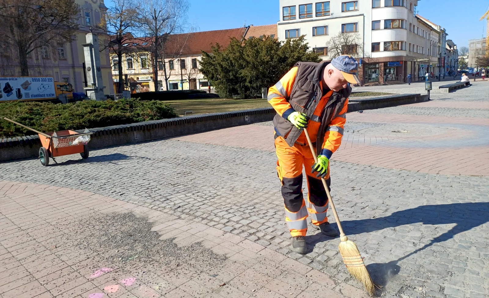 V Liptovskom Mikuláši čistí cesty po zime 21 ľudí aj stroje