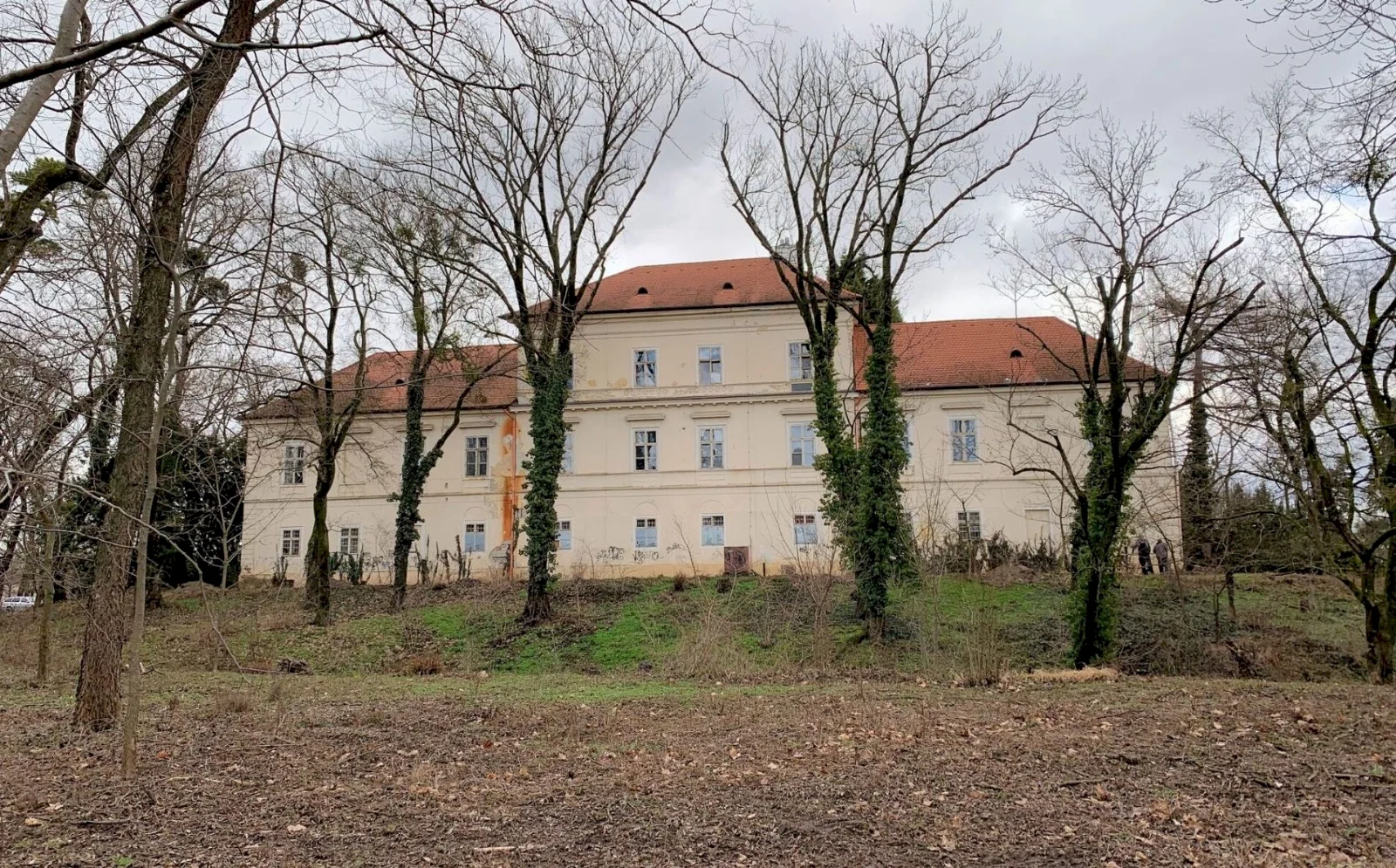Výskum v areáli kaštieľa v Malinove priniesol prvé dôkazy o stredovekej stavbe