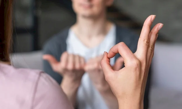 Na úradoch práce, sociálnych vecí a rodiny je dostupné tlmočenie do posunkového jazyka