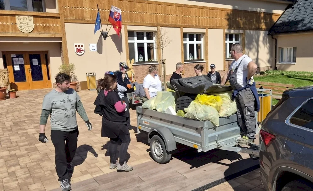 Rakovo a Benice spojili sily pri čistení okolia obce