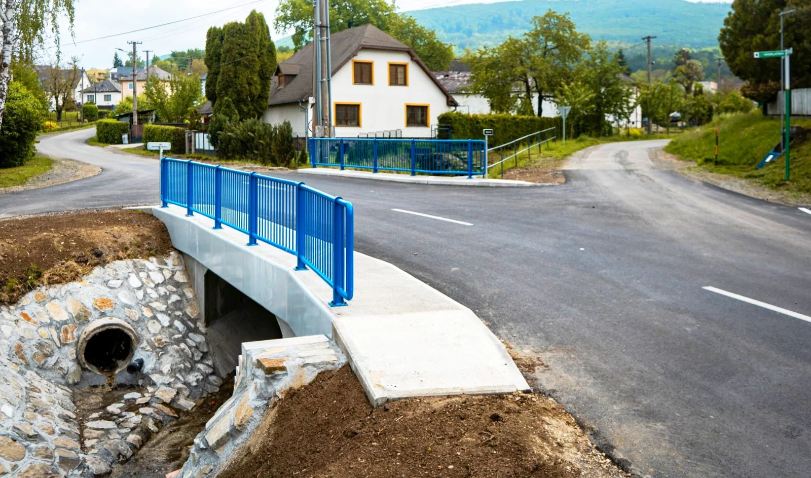 Motoristi jazdia v Kamenici nad Cirochou po novom moste