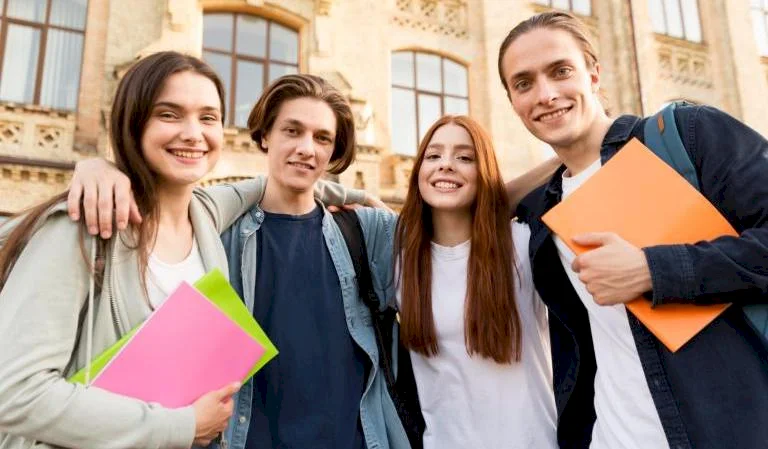 Absolventom škôl vzniknú povinnosti voči Sociálnej poisťovni až po tom, ako začnú pracovať