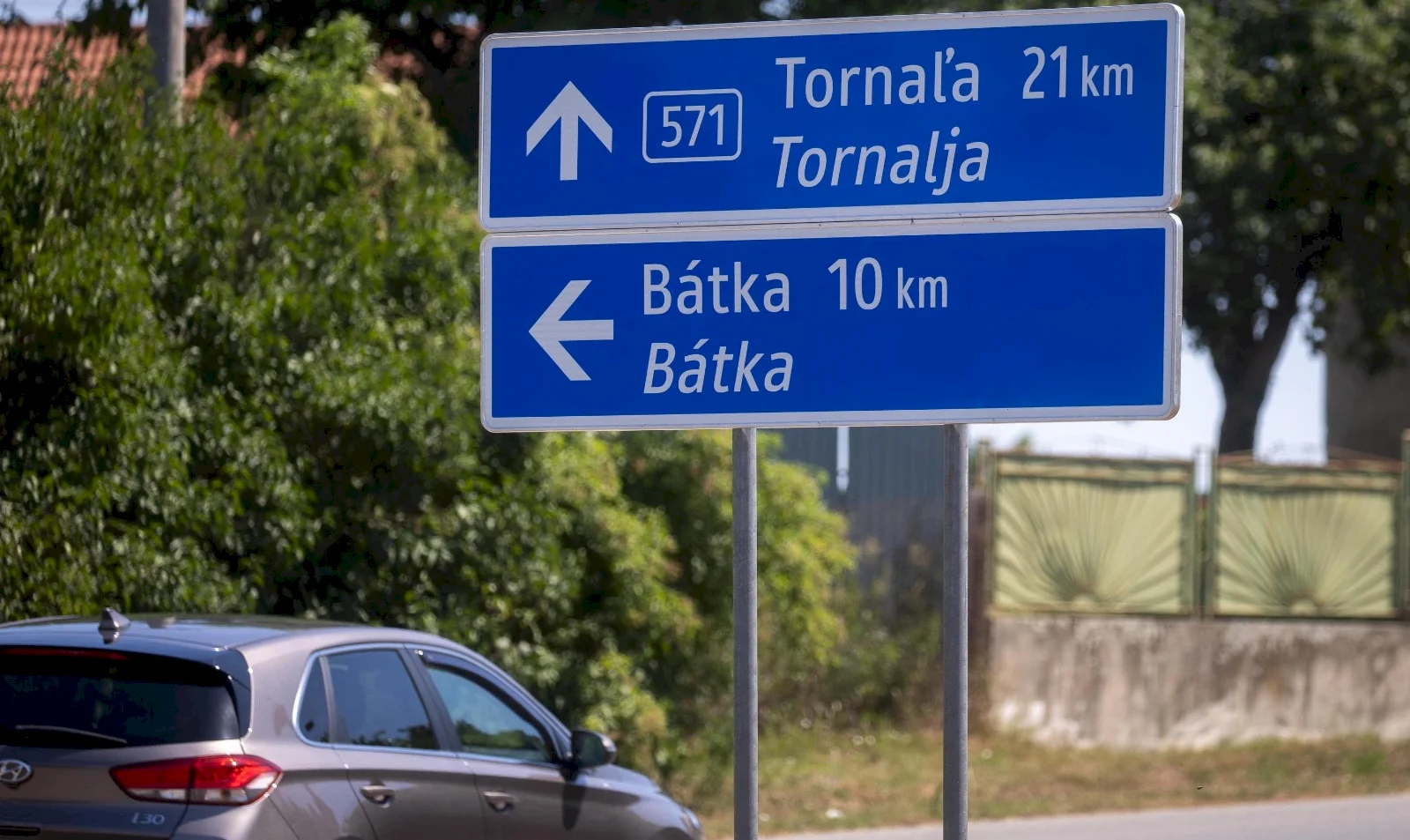 V južných okresoch Banskobystrického samosprávneho kraja pribudli dvojjazyčné dopravné značky