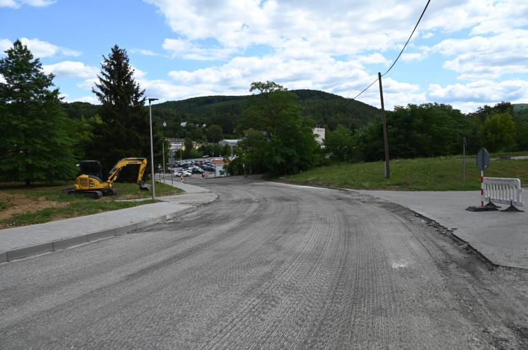 Dubnica nad Váhom začína so súvislou opravou ciest