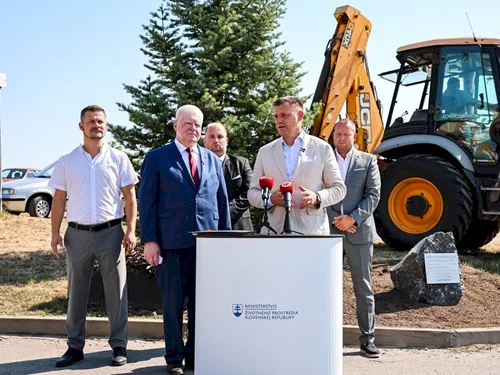 Vicepremiér Taraba poklepal základný kameň 3-miliónovej investície na odkanalizovanie Podhájskej